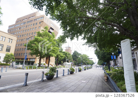 日本大通りの夏 128367526