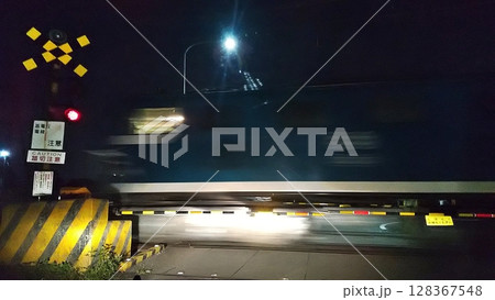 秩父鉄道の電気機関車デキが夜の踏切を通過(2022.8.8) 青色のデキ500型が牽引 今昔風景 128367548