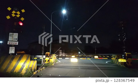 貨物列車ヲクが通過(2022.8.8) 秩父鉄道三ヶ尻線 夜の踏切 今昔風景 昼画像あり 貨物列車ヲクが通過(2022.8.8) 秩父鉄道三ヶ尻線 夜の踏切 今昔風景 昼画像あり 128367549