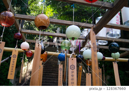 神社の風鈴まつりにて 128367660