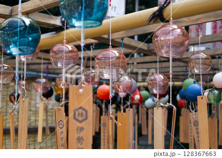 カラフルな色の様々な風鈴 カラフルな色の様々な風鈴 128367663