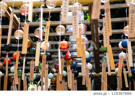 風に揺れる沢山の風鈴 風に揺れる沢山の風鈴 128367666