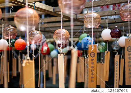 ガラス製の透き通った風鈴 ガラス製の透き通った風鈴 128367668