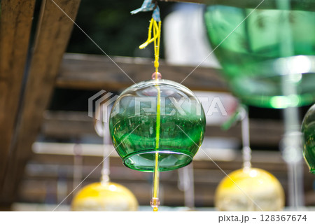 夏祭りの神社に涼を感じる風鈴 夏祭りの神社に涼を感じる風鈴 128367674