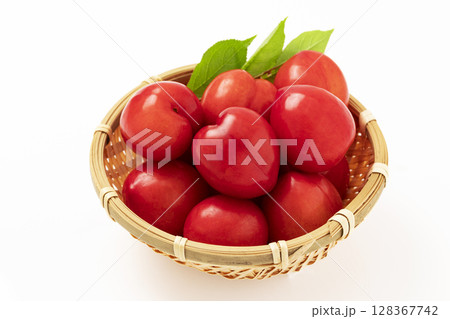 白バックのプラム 128367742