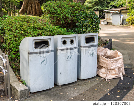 公園に置かれた分別ゴミ箱 128367802