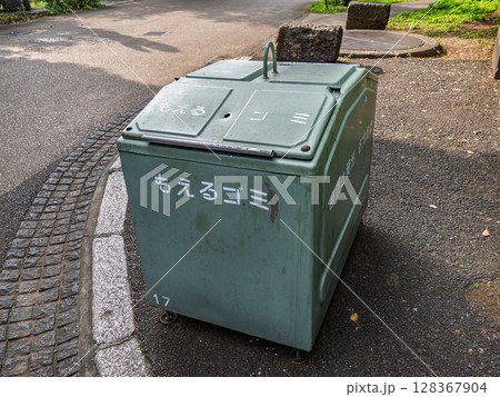 公園に置かれた分別ゴミ箱 128367904
