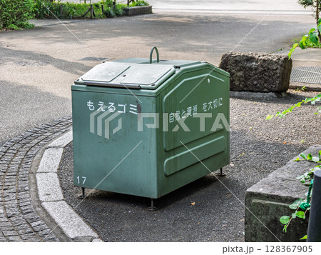 公園に置かれた分別ゴミ箱 128367905