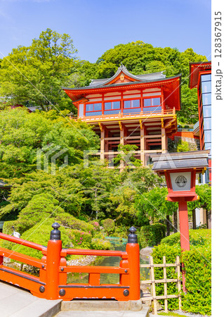 (佐賀県)祐徳稲荷神社 庭園から見上げる御本殿舞台 (佐賀県)祐徳稲荷神社 庭園から見上げる御本殿舞台 128367915