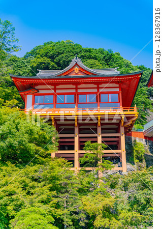 (佐賀県)祐徳稲荷神社 庭園から見上げる御本殿舞台 (佐賀県)祐徳稲荷神社 庭園から見上げる御本殿舞台 128367916