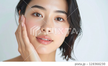 肌トラブルに悩む女性 128368230