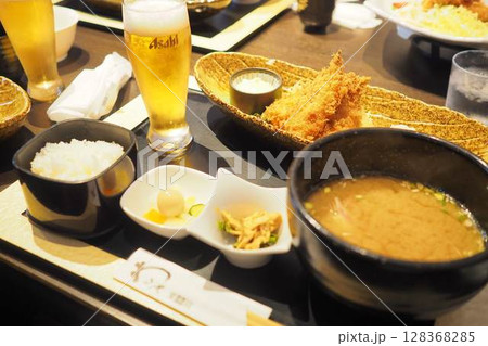 小田原漁港、アジフライ定食とビール 小田原漁港、アジフライ定食とビール 128368285
