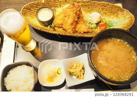 小田原漁港、アジフライ定食とビール 小田原漁港、アジフライ定食とビール 128368291