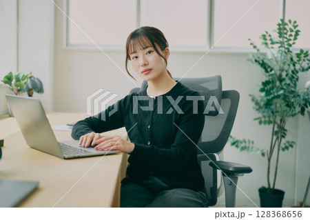 デスクワークする女性 デスクワークする女性 128368656