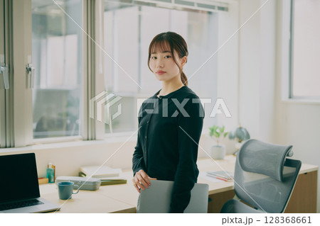 デスクワークする女性 128368661