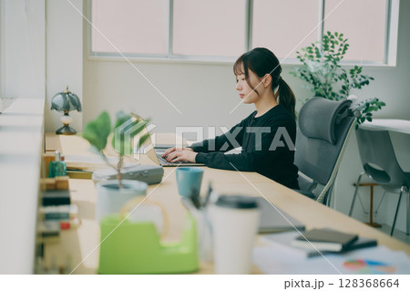 デスクワークする女性 128368664