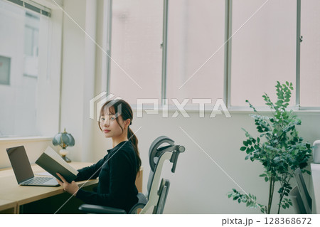 デスクワークする女性 128368672