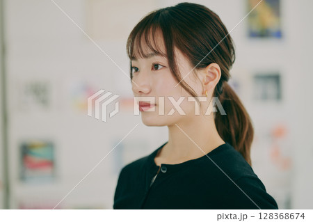 デスクワークする女性 128368674