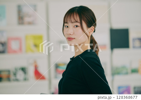 デスクワークする女性 デスクワークする女性 128368677