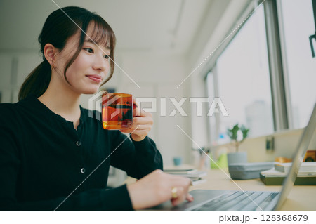 デスクワークする女性 128368679