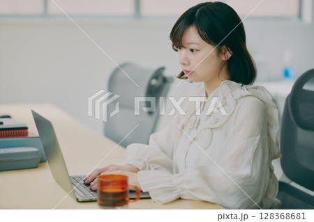 デスクワークする女性 128368681
