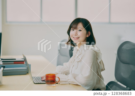 デスクワークする女性 128368683