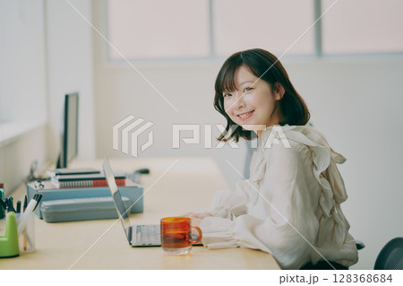 デスクワークする女性 デスクワークする女性 128368684
