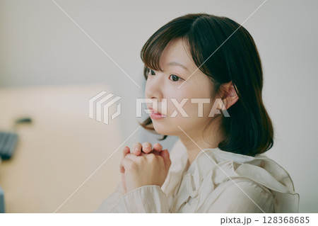デスクワークする女性 128368685