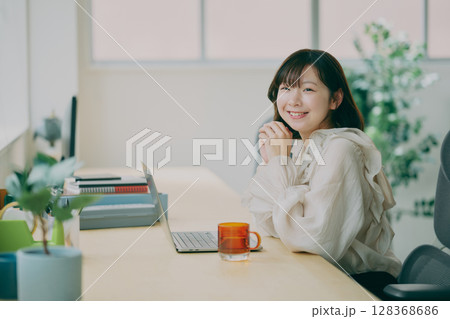 デスクワークする女性 128368686