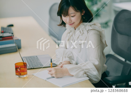 デスクワークする女性 128368688