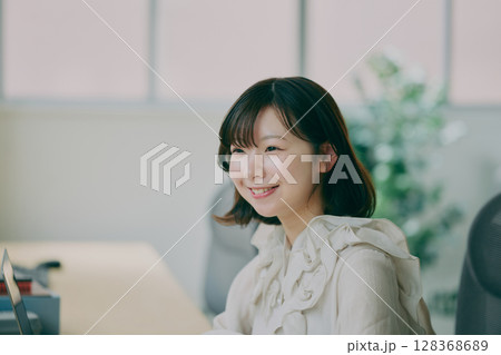 デスクワークする女性 デスクワークする女性 128368689