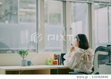 デスクワークする女性 128368690