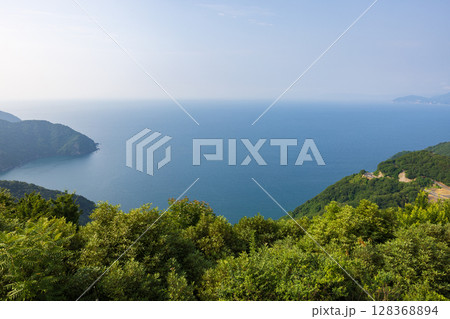 福井県、五胡テラスから見た夏の若狭湾の風景 128368894