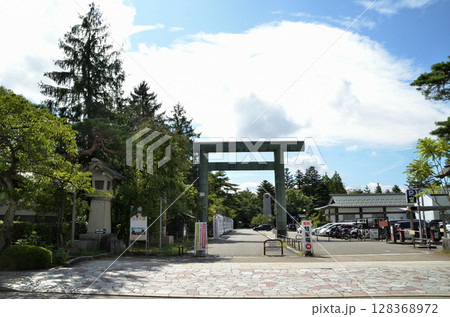 石川県金沢市のパワースポット 石川護国神社の第一鳥居 石川県金沢市のパワースポット 石川護国神社の第一鳥居 128368972