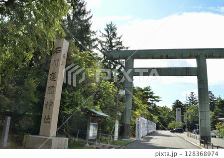 石川県金沢市のパワースポット　石川護国神社の第一鳥居 128368974