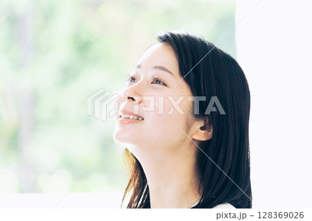 若い女性のポートレート 128369026