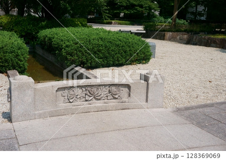 徳川園　牡丹の花を彫った石の橋 128369069