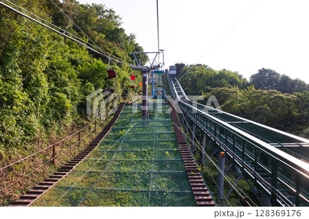 五胡テラスに行くリフトとケーブルカー 五胡テラスに行くリフトとケーブルカー 128369176