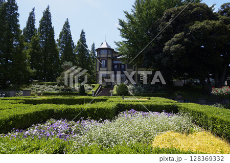 バラの花に囲まれた家 バラの花に囲まれた家 128369332