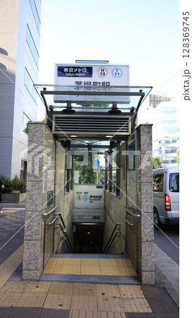 東京メトロ東西線、日比谷線の茅場町駅5番出入口 東京メトロ東西線、日比谷線の茅場町駅5番出入口 128369745