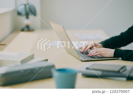 働く人物の手元 働く人物の手元 128370007