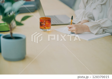 働く人物の手元 128370015