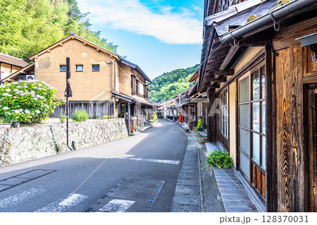 【世界遺産 石見銀山遺跡とその文化的景観】【重伝建】大森銀山　初夏の大森町の街並み3　島根県大田市 128370031