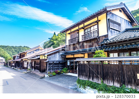 【世界遺産 石見銀山遺跡とその文化的景観】【重伝建】大森銀山 初夏の大森町の街並み5 島根県大田市 【世界遺産 石見銀山遺跡とその文化的景観】【重伝建】大森銀山 初夏の大森町の街並み5 島根県大田市 128370033