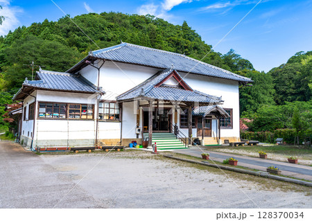 【世界遺産 石見銀山遺跡とその文化的景観】【重伝建】大森銀山　初夏の旧大森区裁判所1　島根県大田市 128370034