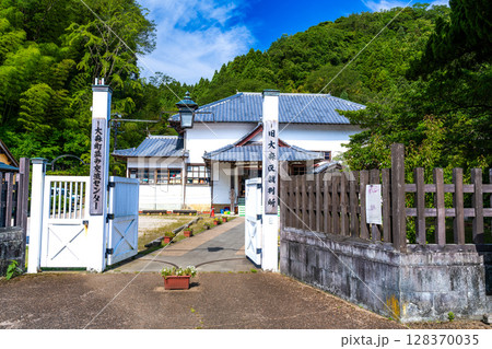 【世界遺産 石見銀山遺跡とその文化的景観】【重伝建】大森銀山 初夏の旧大森区裁判所2 島根県大田市 【世界遺産 石見銀山遺跡とその文化的景観】【重伝建】大森銀山 初夏の旧大森区裁判所2 島根県大田市 128370035