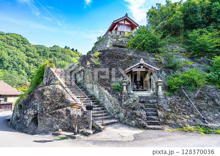 【世界遺産 石見銀山遺跡とその文化的景観】【重伝建】大森銀山　初夏の観世音寺の参道　島根県大田市 128370036