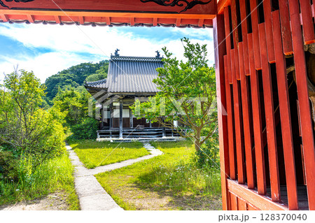 【世界遺産 石見銀山遺跡とその文化的景観】【重伝建】大森銀山 初夏の観世音寺の境内 島根県大田市 【世界遺産 石見銀山遺跡とその文化的景観】【重伝建】大森銀山 初夏の観世音寺の境内 島根県大田市 128370040