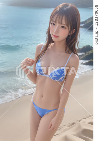 夏のビーチに立つ水着姿の若い女性 128370058