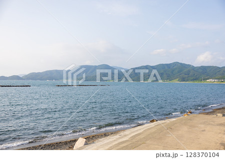 福井県美浜町の海の風景 128370104